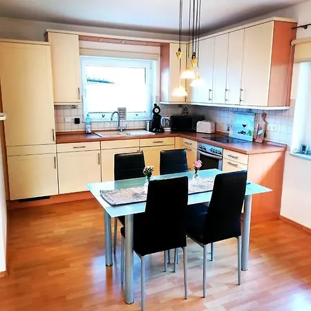 Mit Terrasse Fuer Bis Zu 4 Personen דירה באלבה