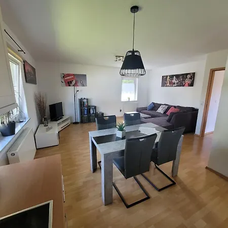 Mit Terrasse Fuer Bis Zu 4 Personen דירה באלבה